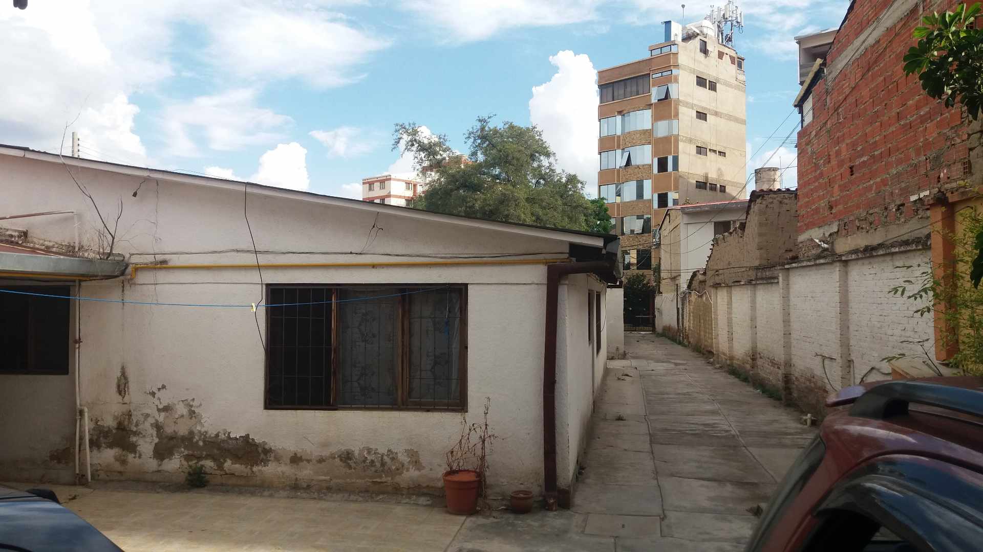 Casa en Muyurina en Cochabamba 3 dormitorios 6 baños 7 parqueos Foto 3