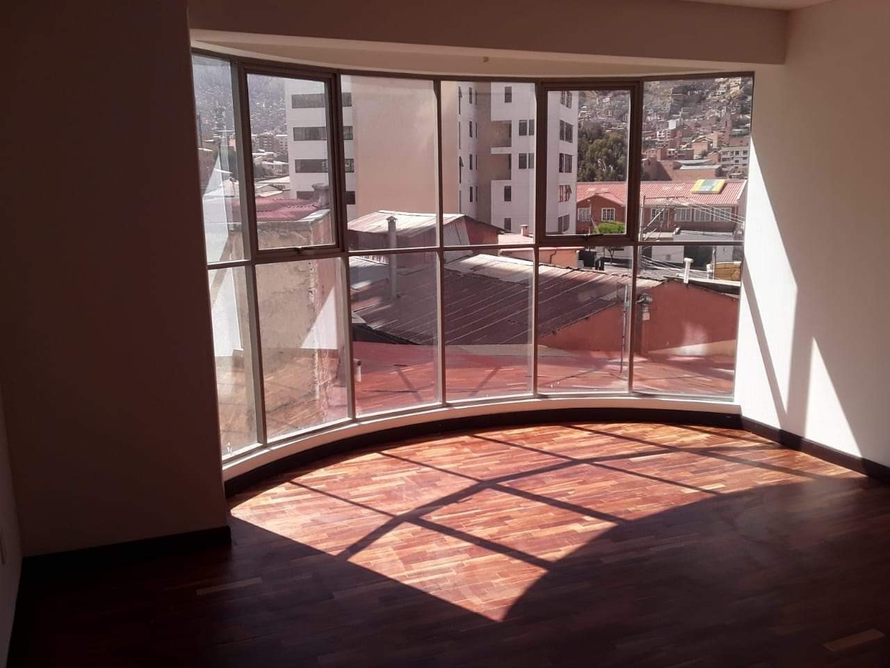 Departamento en AlquilerMiraflores 3 dormitorios 2 baños 1 parqueos Foto 2