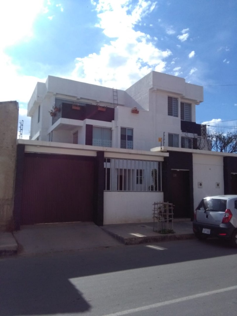 Casa en San Gerónimo en Tarija 4 dormitorios 3 baños 2 parqueos Foto 1