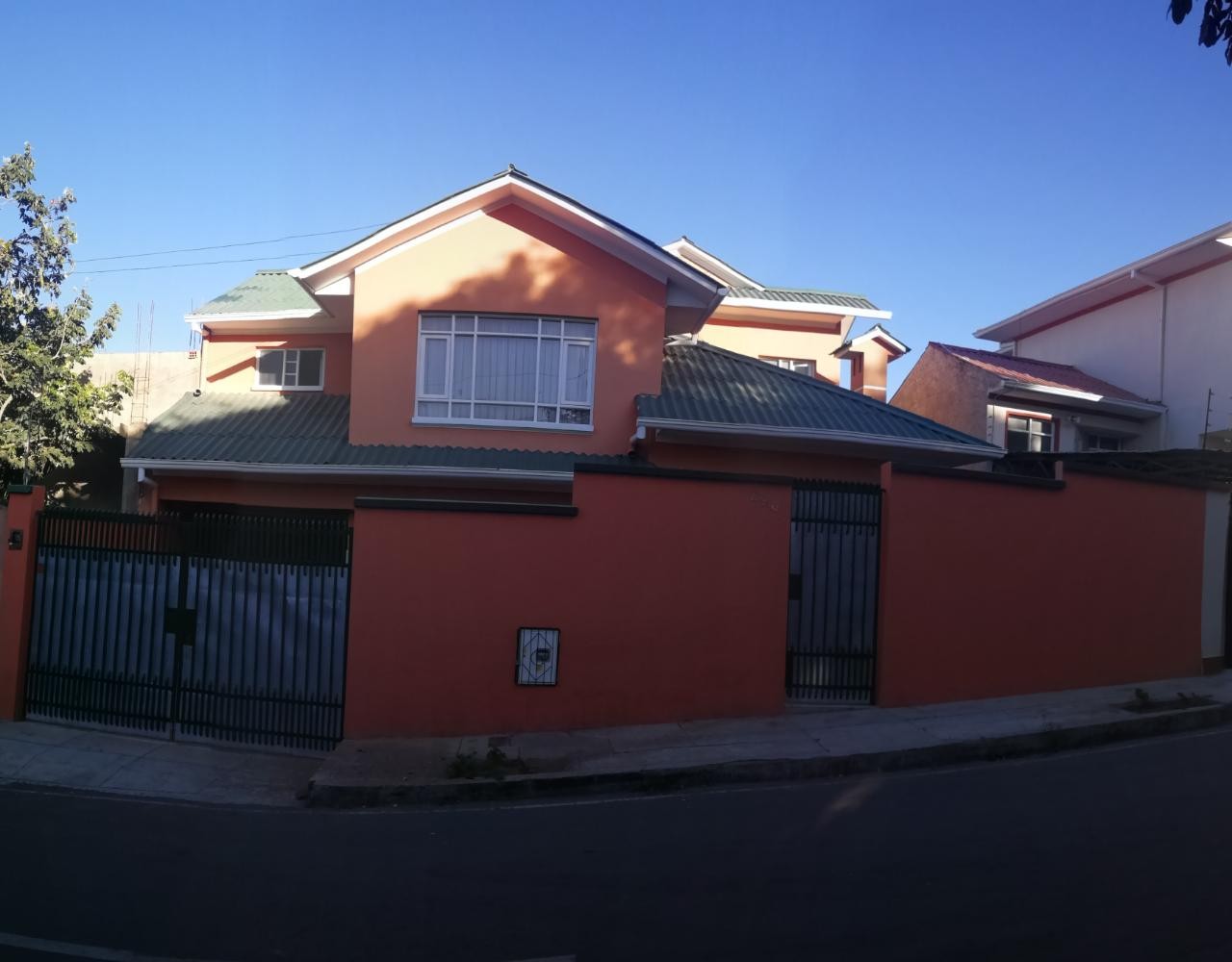 Casa en Queru Queru en Cochabamba 5 dormitorios 3 baños 2 parqueos Foto 3