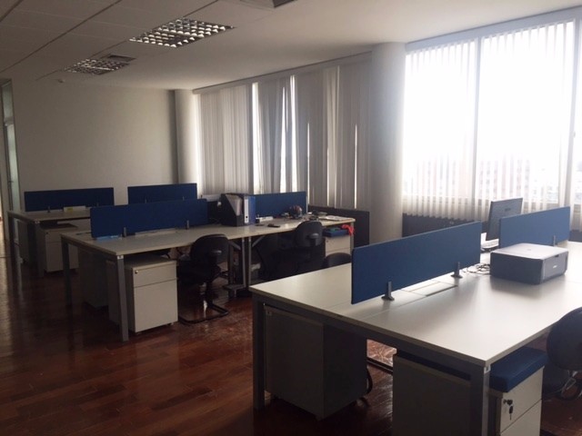 Oficina Centro Empresarial EquipetroL -  Edificio Cubo II / Todo el piso 2 / Totalmente amoblado. Foto 8