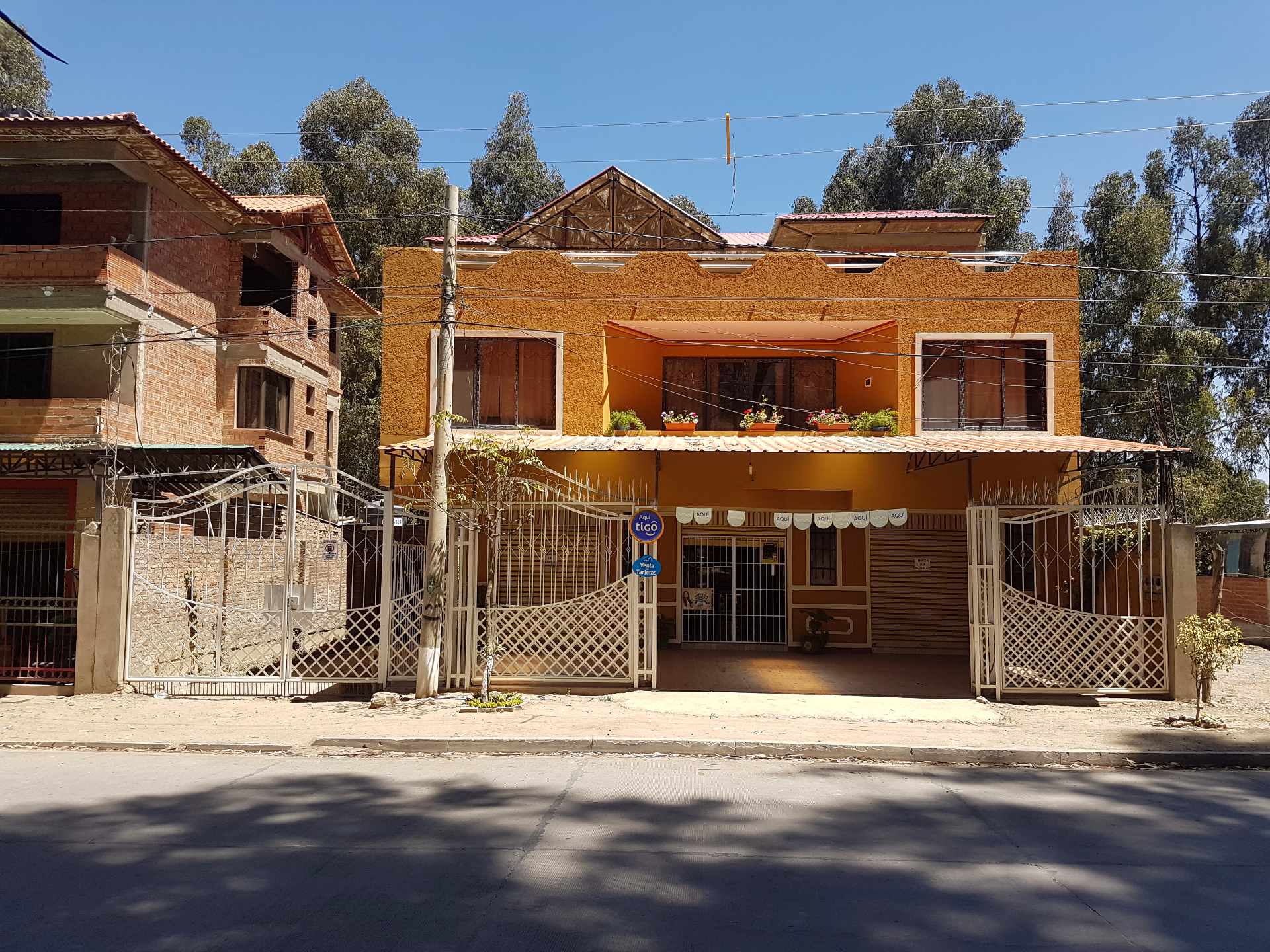 Casa en VentaAvenida Ecológica a una cuadra del colegio TIQUIPAYA  8 dormitorios 5 baños 5 parqueos Foto 1
