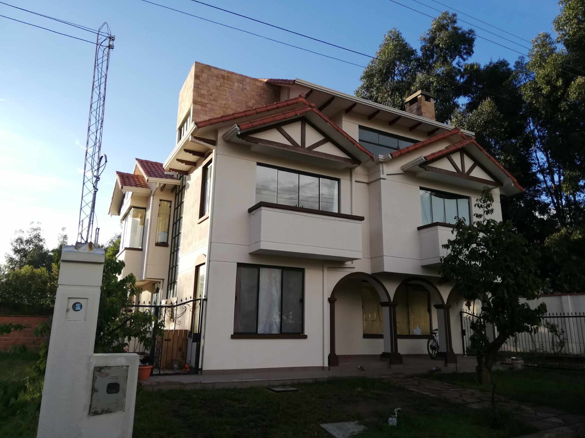 Casa en Tiquipaya en Cochabamba 5 dormitorios 4 baños  Foto 4