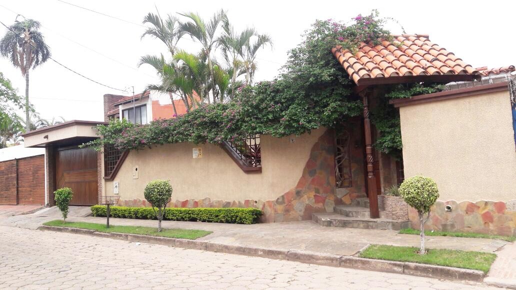 Casa en Barrio Urbari en Santa Cruz de la Sierra 5 dormitorios 4 baños 2 parqueos Foto 1