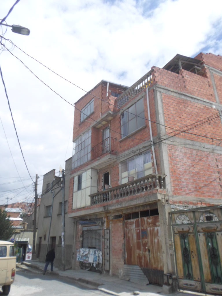 Casa Calle Julian Apaza, a media cuadra de la Av. La Bandera, zona Villa Pabón, a pocos minutos del Mirador de Killi Killi Foto 1