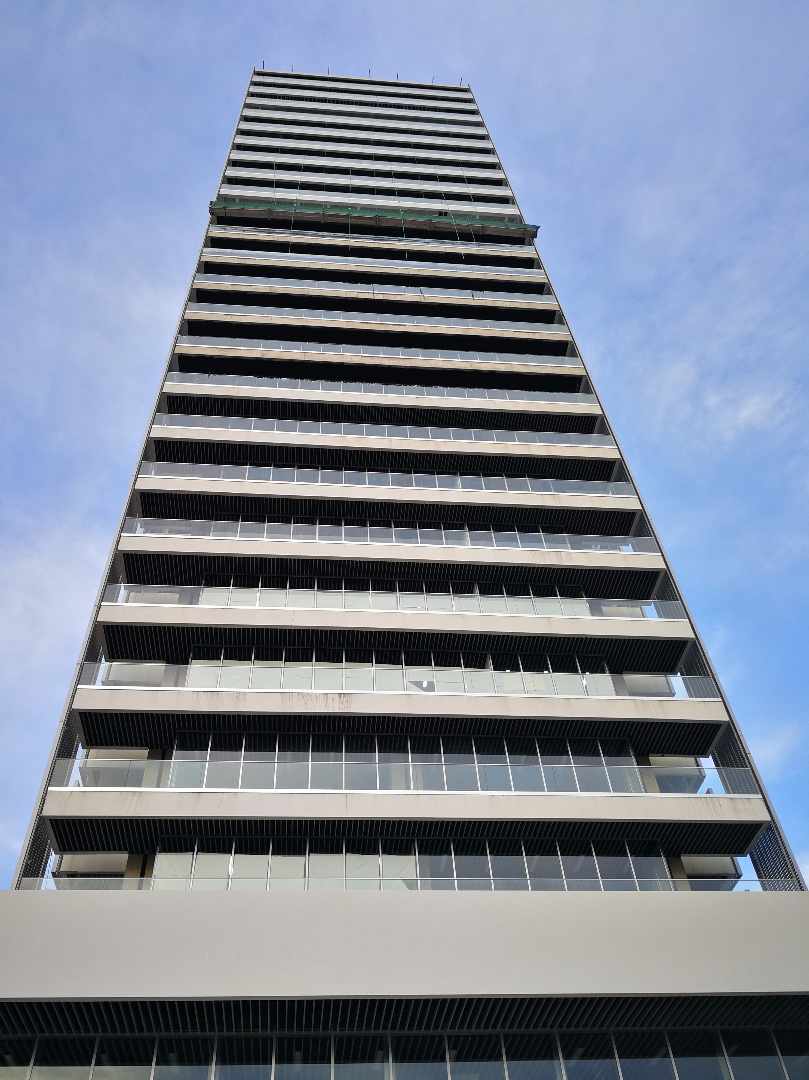 Oficina Av. San Martín entre Segundo y Tercer Anillo. Centro Empresarial Torre Ambassador Foto 1