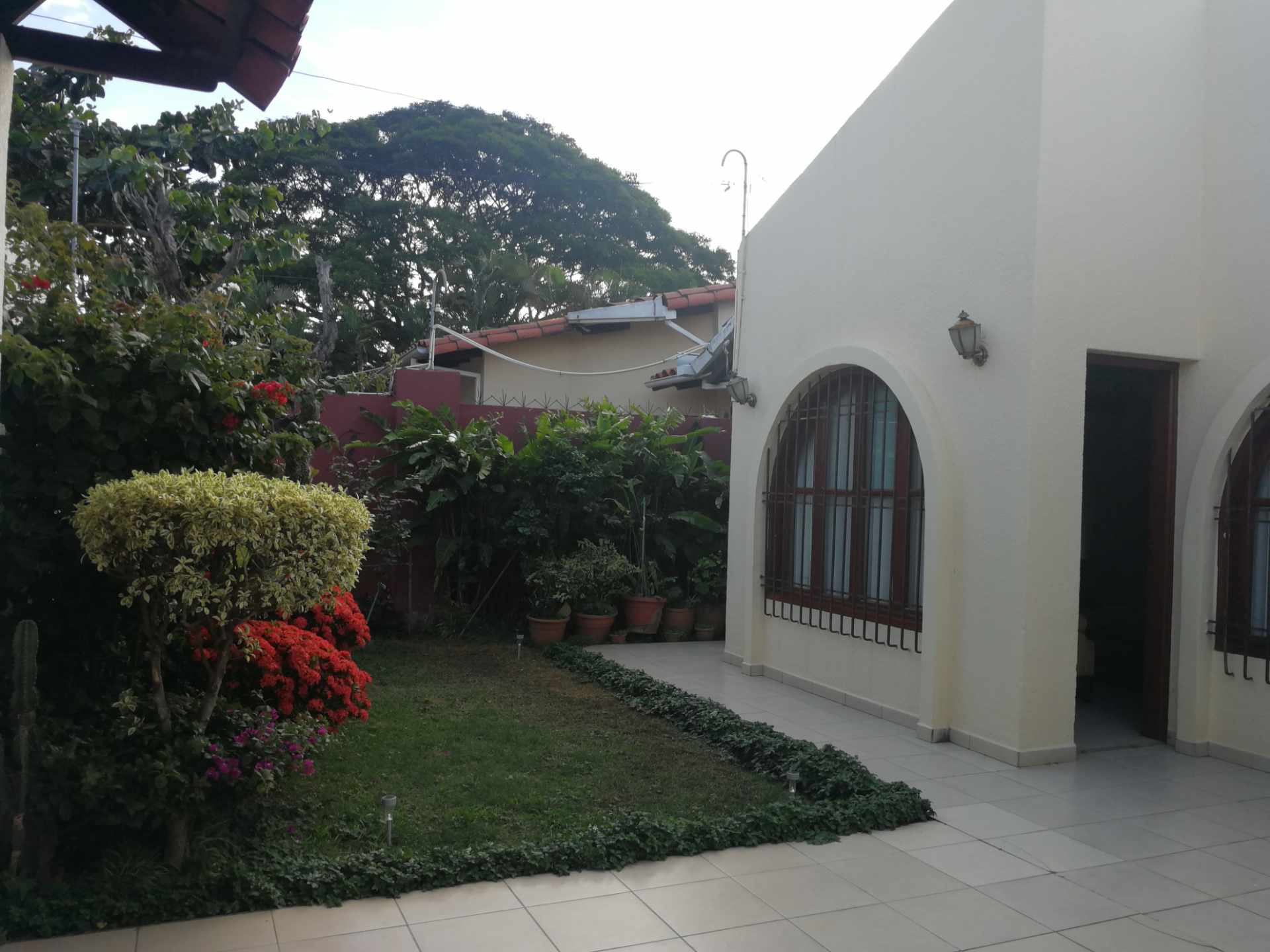 Casa en VentaZona entre  Av. Guapay y Av. Virgen de Cotoca cerca del SEGIP 5 dormitorios 5 baños 2 parqueos Foto 37