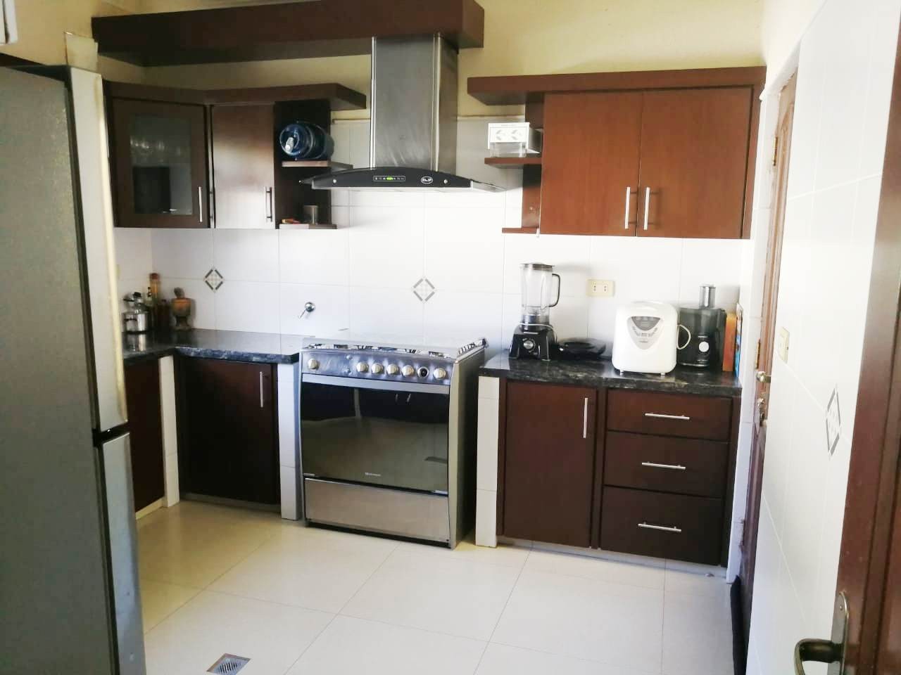 Casa en Alquiler8vo anillo casi Ave. Banzer 3 dormitorios 2 baños 2 parqueos Foto 2