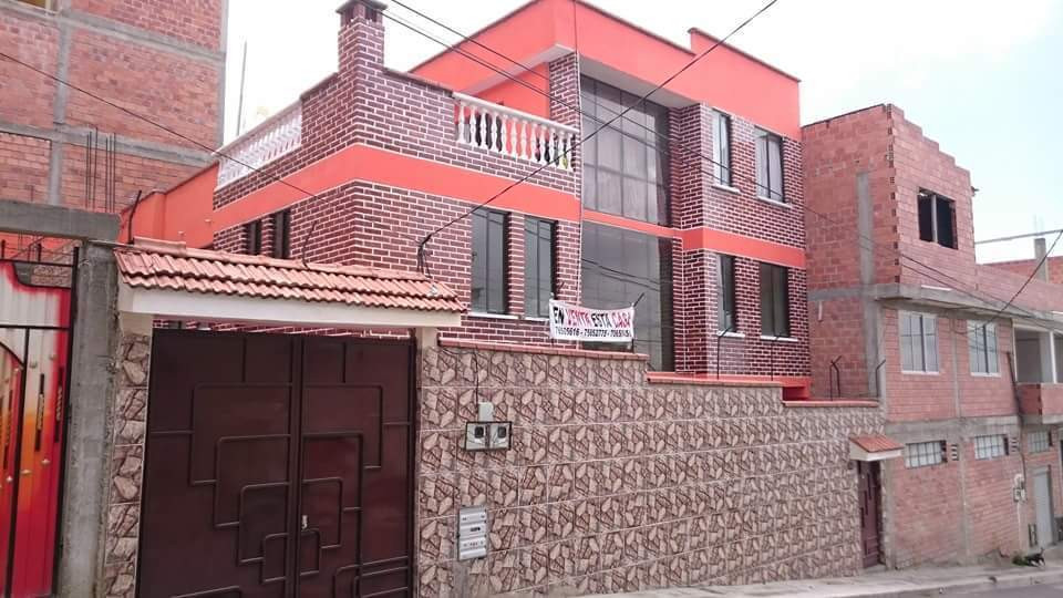 Casa en VentaZona Pampahasi, calle 15 #220 8 dormitorios 5 baños 2 parqueos Foto 1