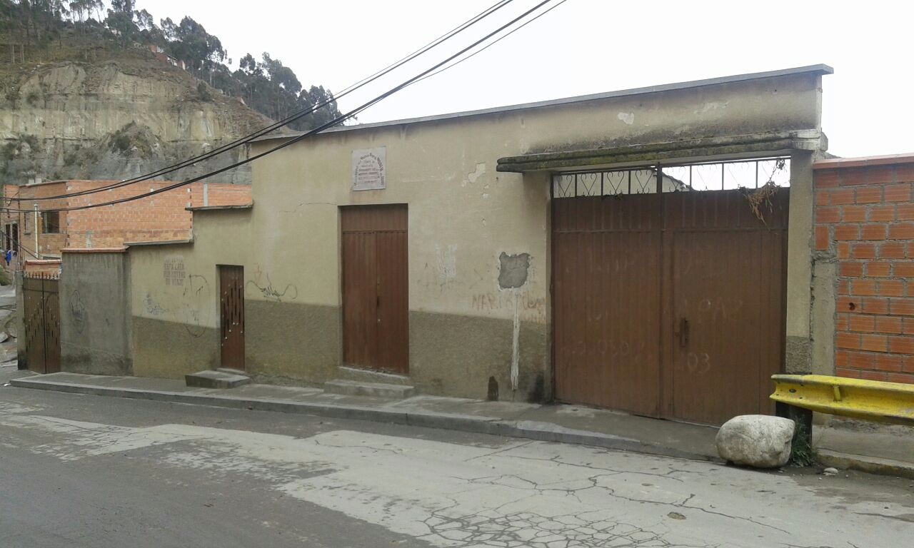 Casa en VentaZONA VINO TINTO  CALLE HNOS. VELASCO A MEDIA CUADRA DE LA CANCHA LITORAL 6 dormitorios 3 baños 2 parqueos Foto 2