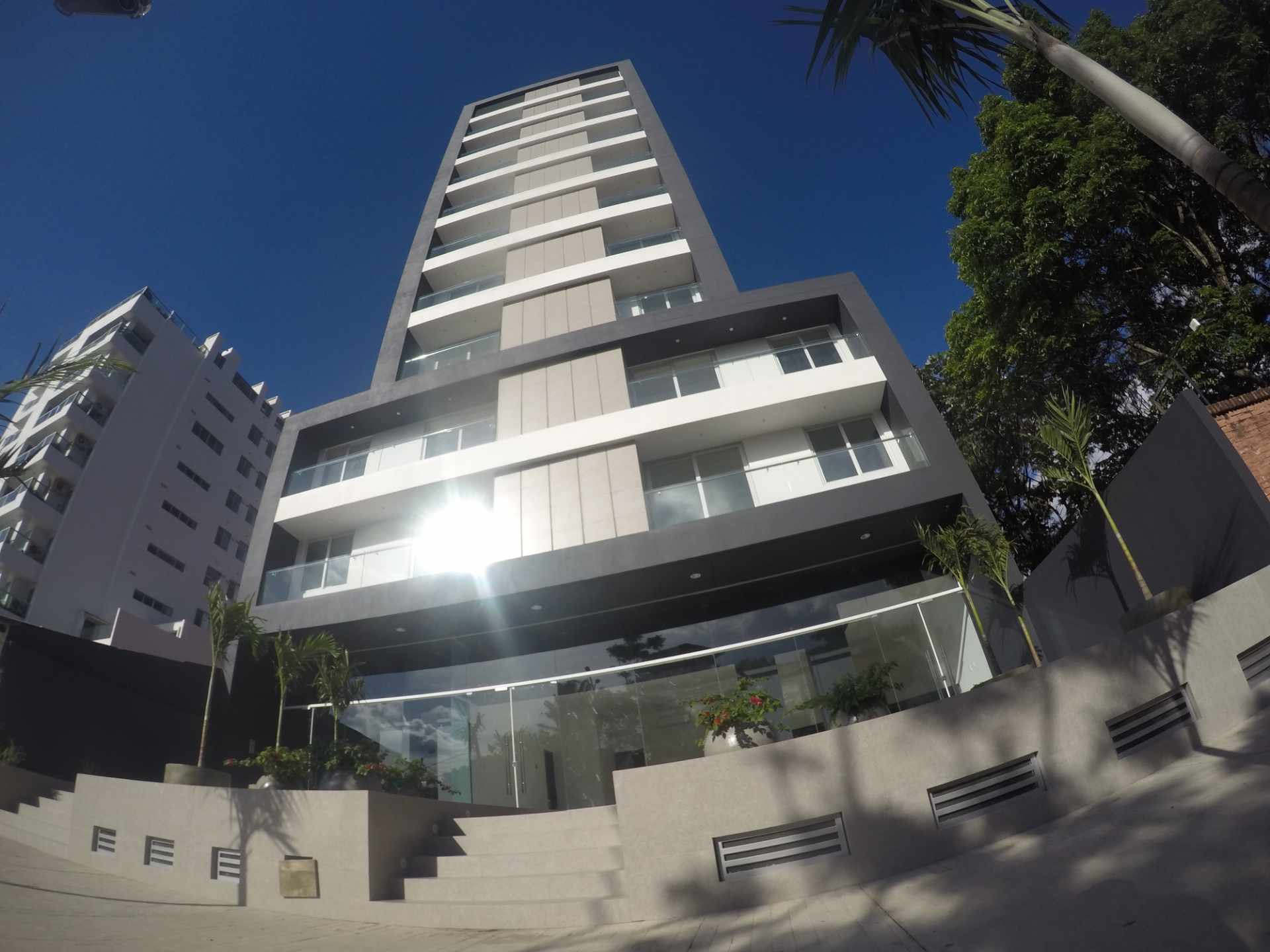 Departamento Condominio Condado 4 [Equipetrol, a lado del Colegio Alemán], Departamento a estrenar de lujo en alquiler de 2 suites + 1 parqueo techado. [1000$us., expensas incluidas] Foto 1