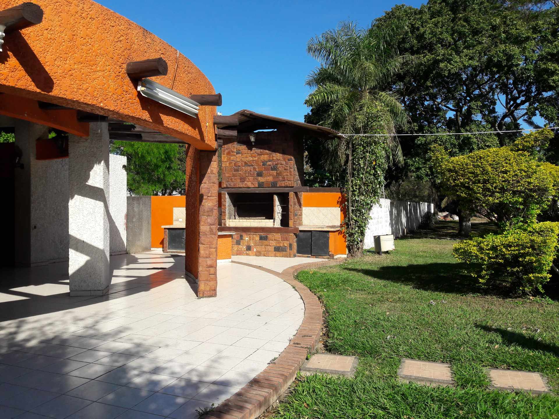 Casa en AlquilerCONDOMINIO SIERRA ALTA 
AV. VIRGEN DE COTOCA 8º ANILLO (2 CUADRAS DE LA AVENIDA) 3 dormitorios 2 baños 2 parqueos Foto 4