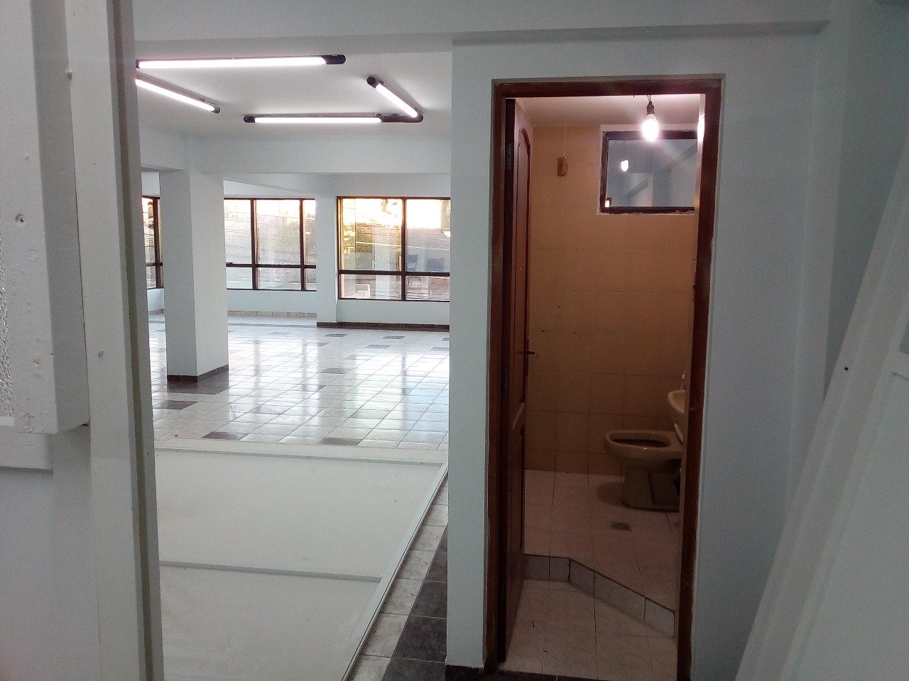 Oficina en VentaAv. Ayacucho 137. Edif. Entre Heroinas y C. Colombia 1 dormitorios 1 baños  Foto 3