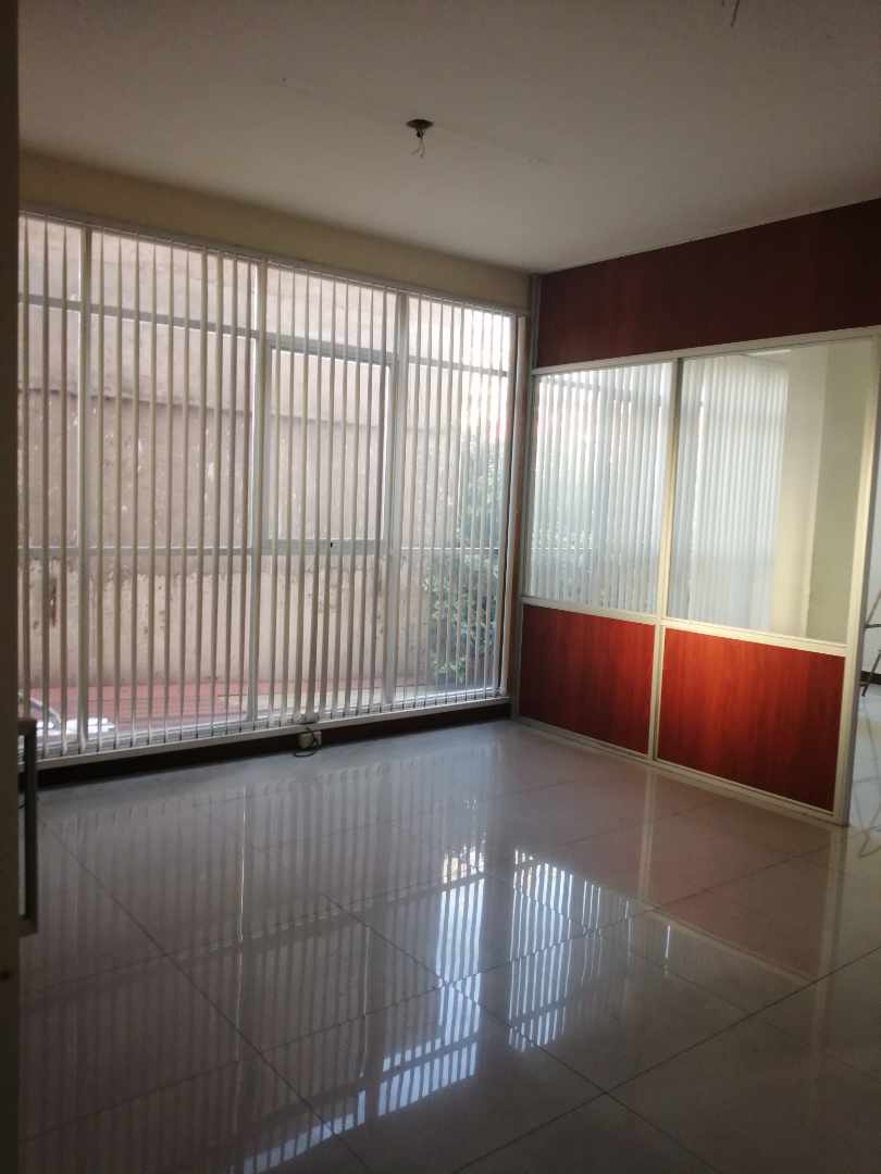 Oficina en Queru Queru en Cochabamba 5 dormitorios 1 baños  Foto 5