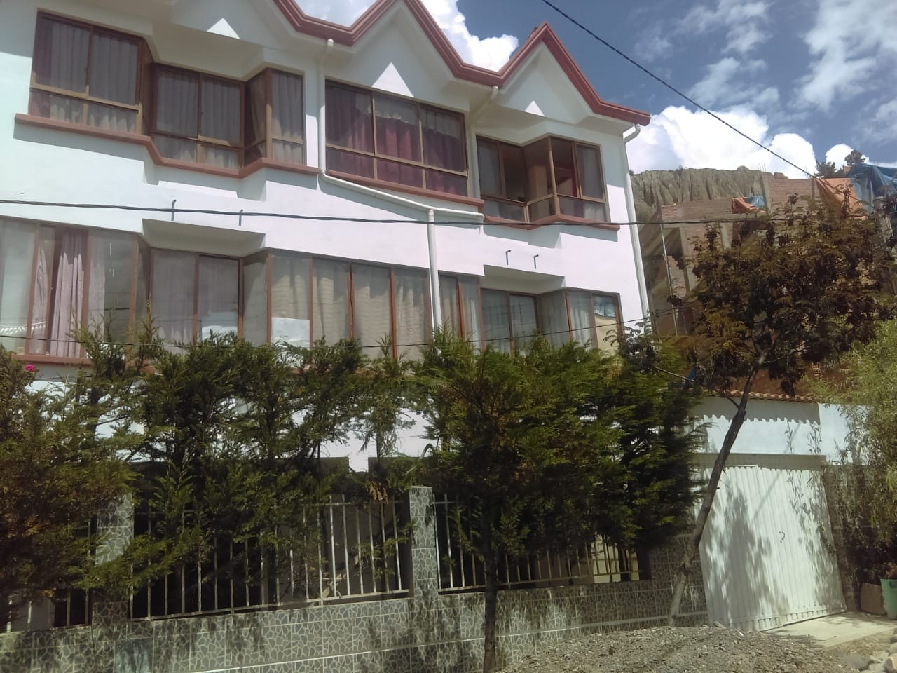 Casa Se encuentra a unos pasos de la Avenida Libertad (Puentes Trillizos/ Sopocachi Bajo). En dirección a San Jorge. Foto 6