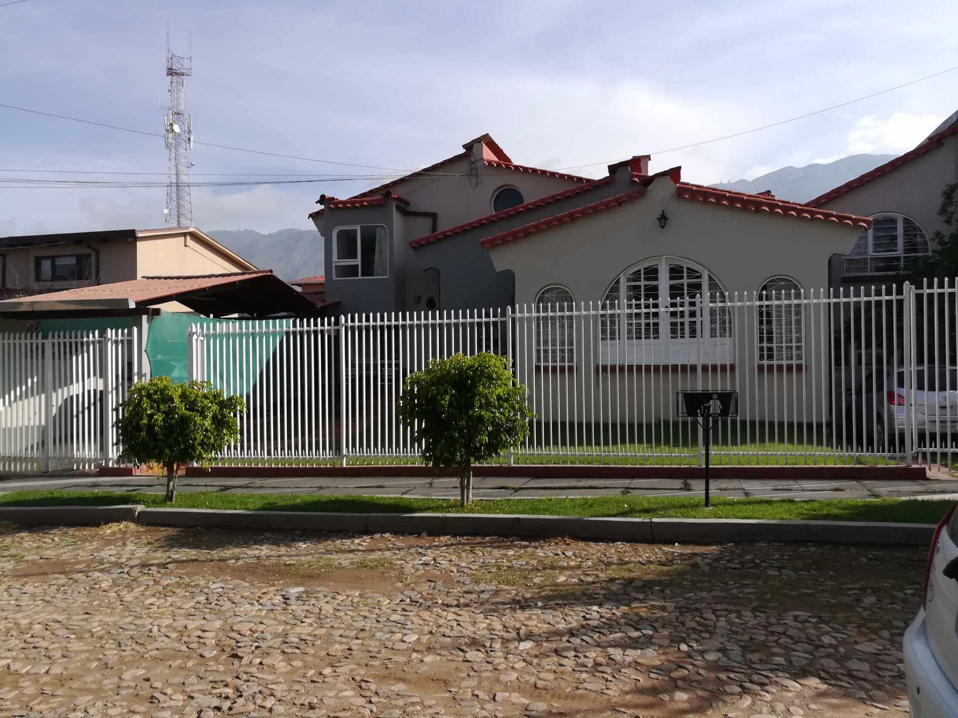 Casa en Sacaba en Cochabamba 5 dormitorios 4 baños 4 parqueos Foto 1