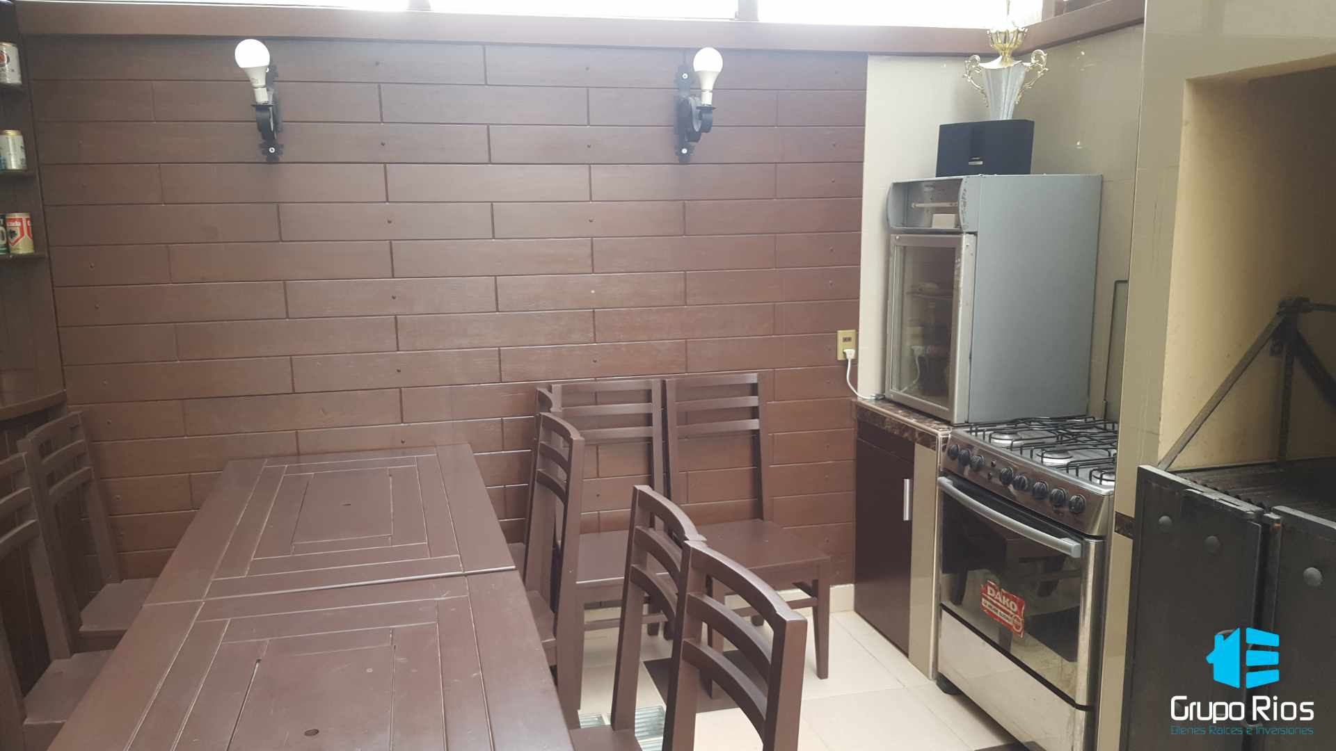 Departamento en VentaCalle irigoyen casi juan de la rosa 3 dormitorios 3 baños 2 parqueos Foto 2