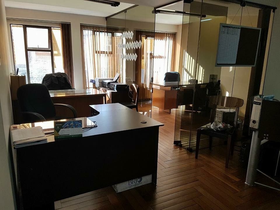 Oficina en Sopocachi en La Paz 6 dormitorios 2 baños 2 parqueos Foto 3
