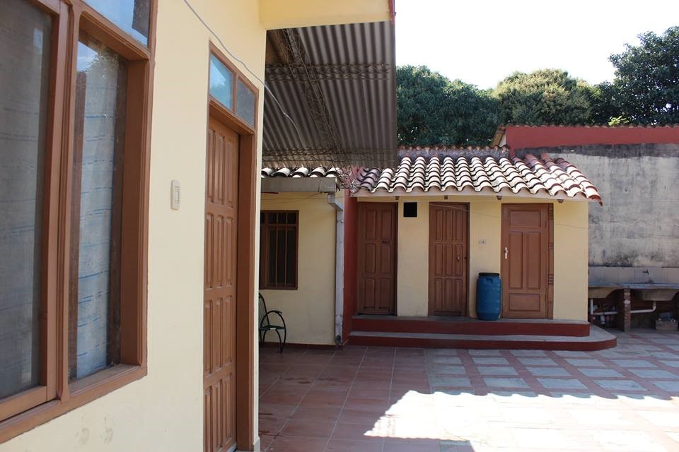 Casa en Entre 5to y 6to anillo Sur en Santa Cruz de la Sierra 14 dormitorios 4 baños 8 parqueos Foto 3
