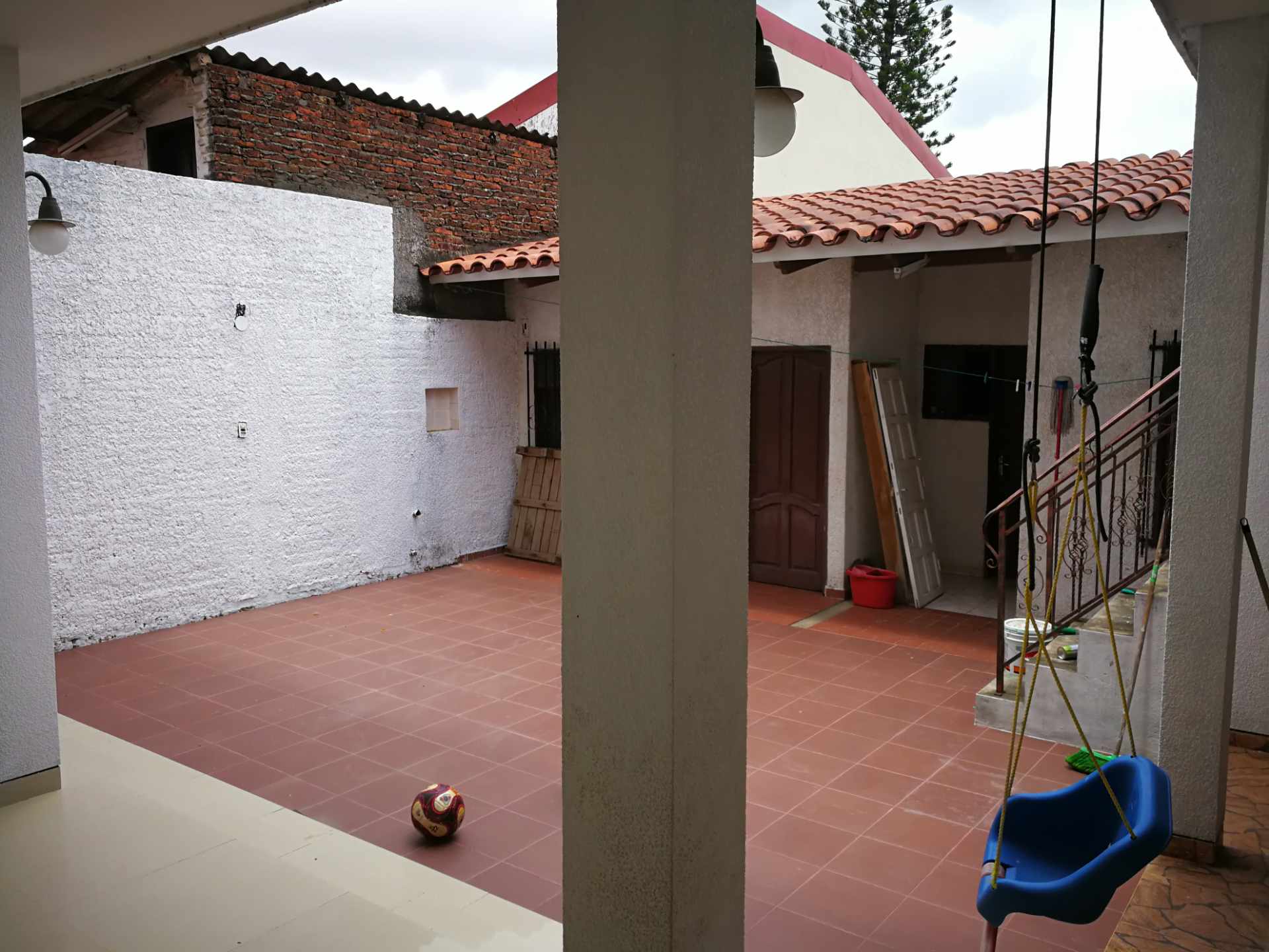 Casa Entre 3er y 4to anillo Este/ Barrio Chacarilla.  Foto 8
