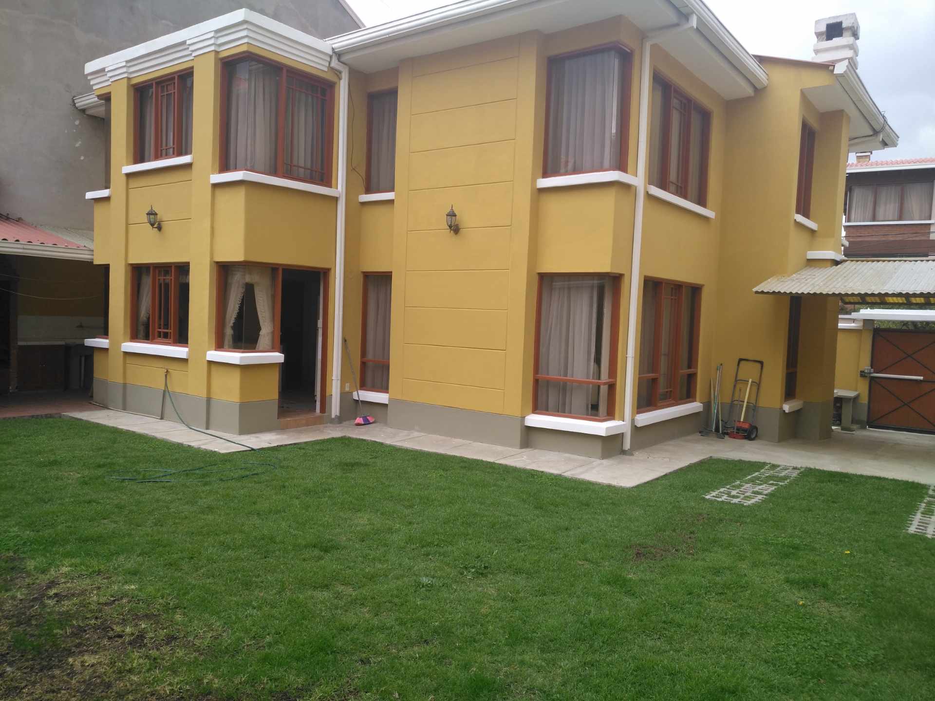 Casa en Irpavi en La Paz 4 dormitorios 3 baños 3 parqueos Foto 1