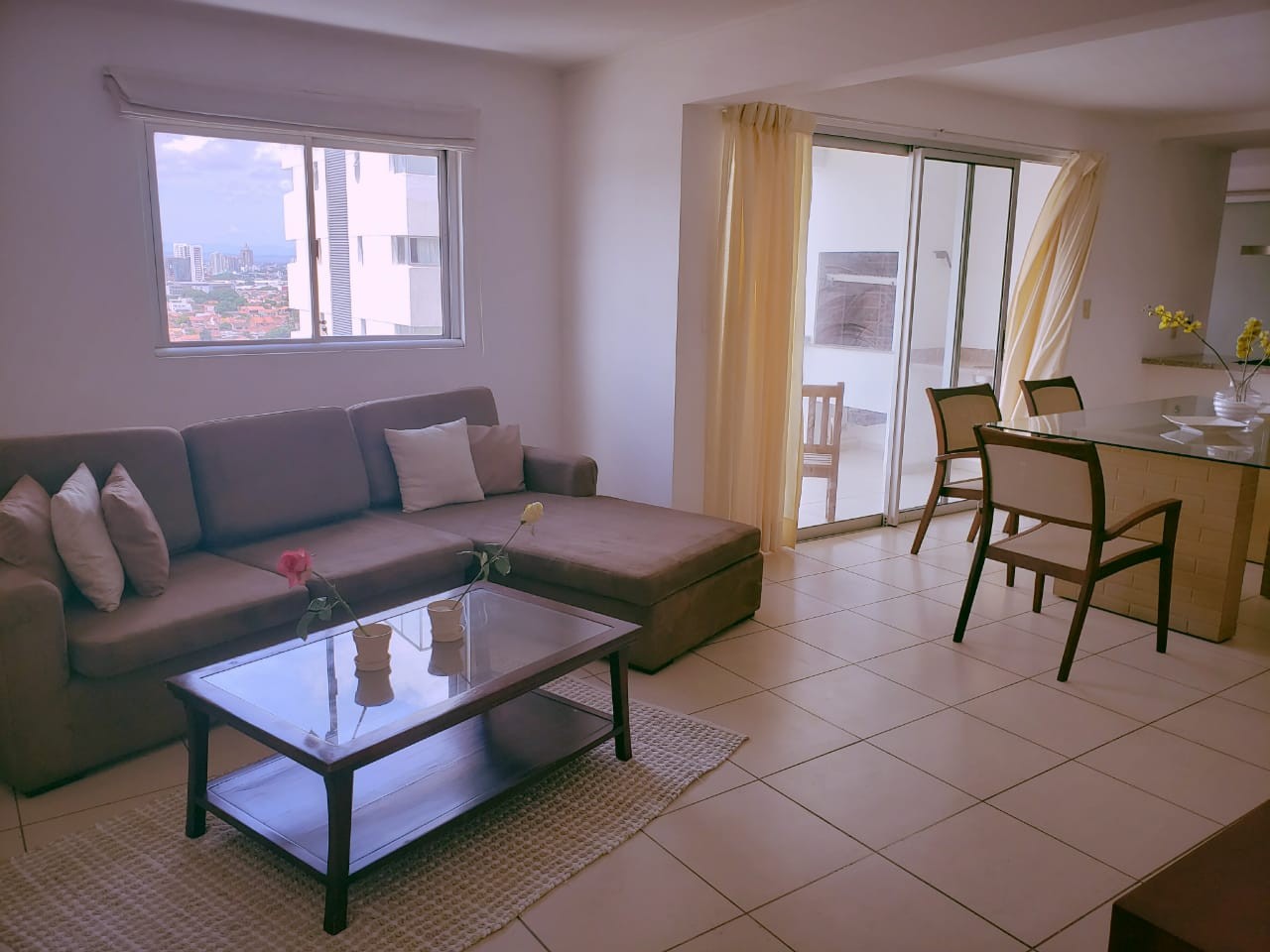 Departamento en AlquilerCondominio Gardenia Torre Norte [Av. Beni y 4to. Anillo, Zona Parque Los Mangales 2], Departamento amoblado en alquiler de 2 suites + escritorio y dependencias con 2 parqueos techados y baulera. [1000$us., expensas incluidas.] Foto 2