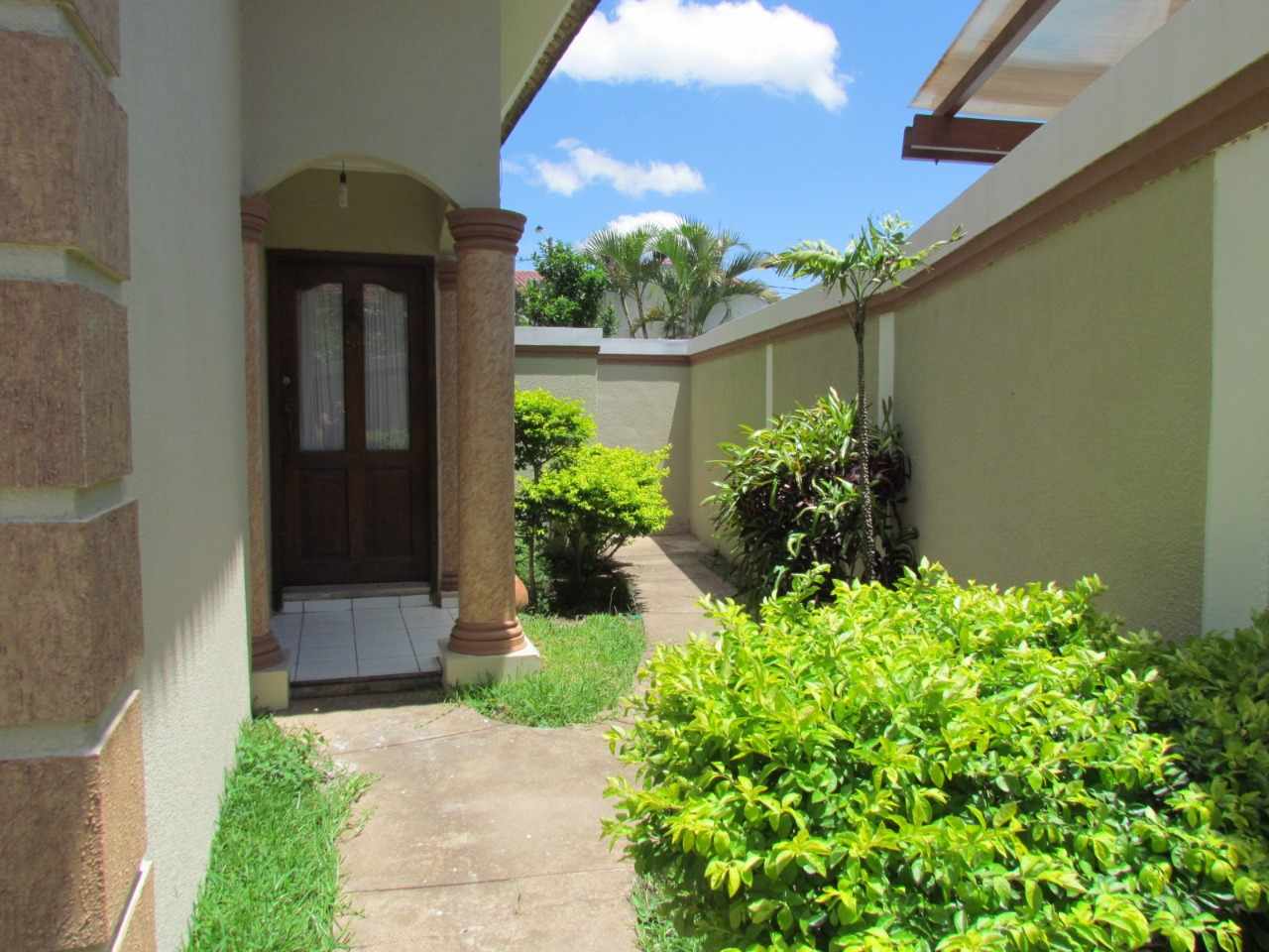 Casa en Entre 4to y 5to anillo Sur en Santa Cruz de la Sierra 4 dormitorios 4 baños 2 parqueos Foto 2