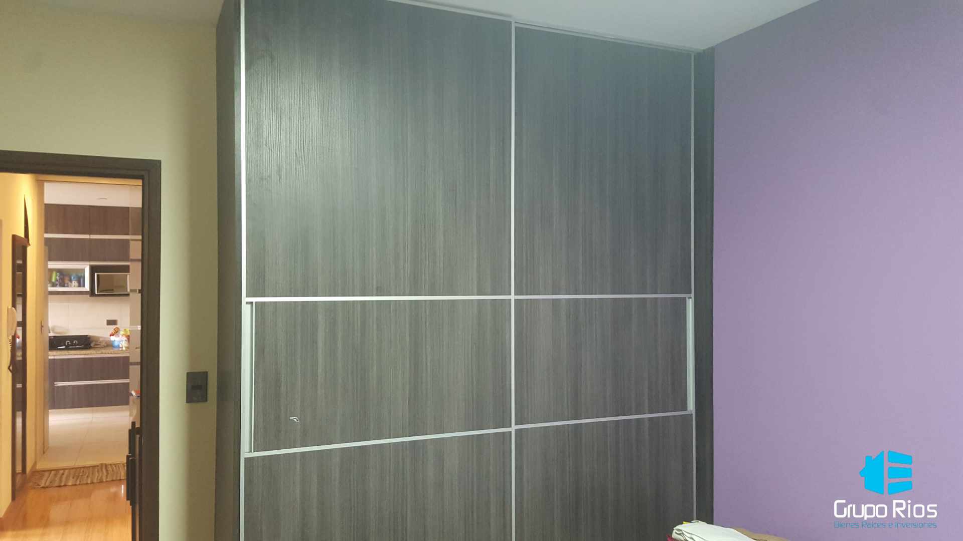 Departamento en VentaCalle irigoyen casi juan de la rosa 3 dormitorios 3 baños 2 parqueos Foto 5