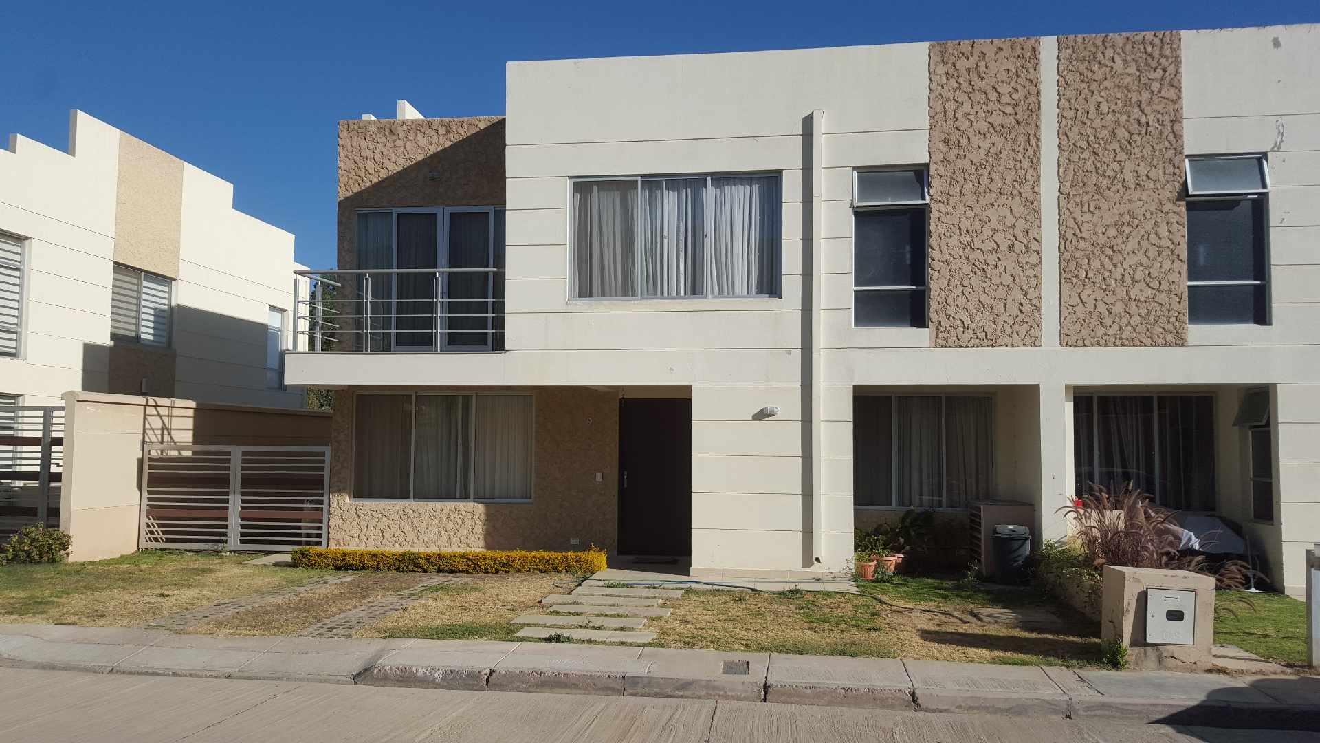 Casa en Tiquipaya en Cochabamba 3 dormitorios 3 baños 2 parqueos Foto 1