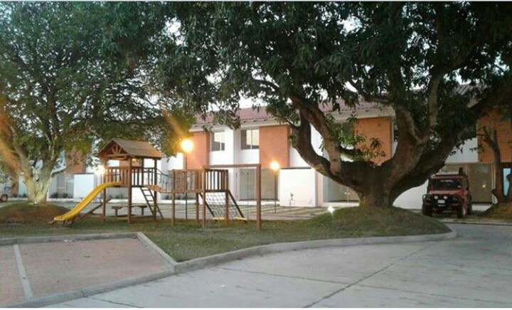 Casa en VentaCONDOMINIO COSTA DORADA
4to anillo, entre Av. Banzer y Radial 27. Calle San Pedro y Hebreos. Foto 2