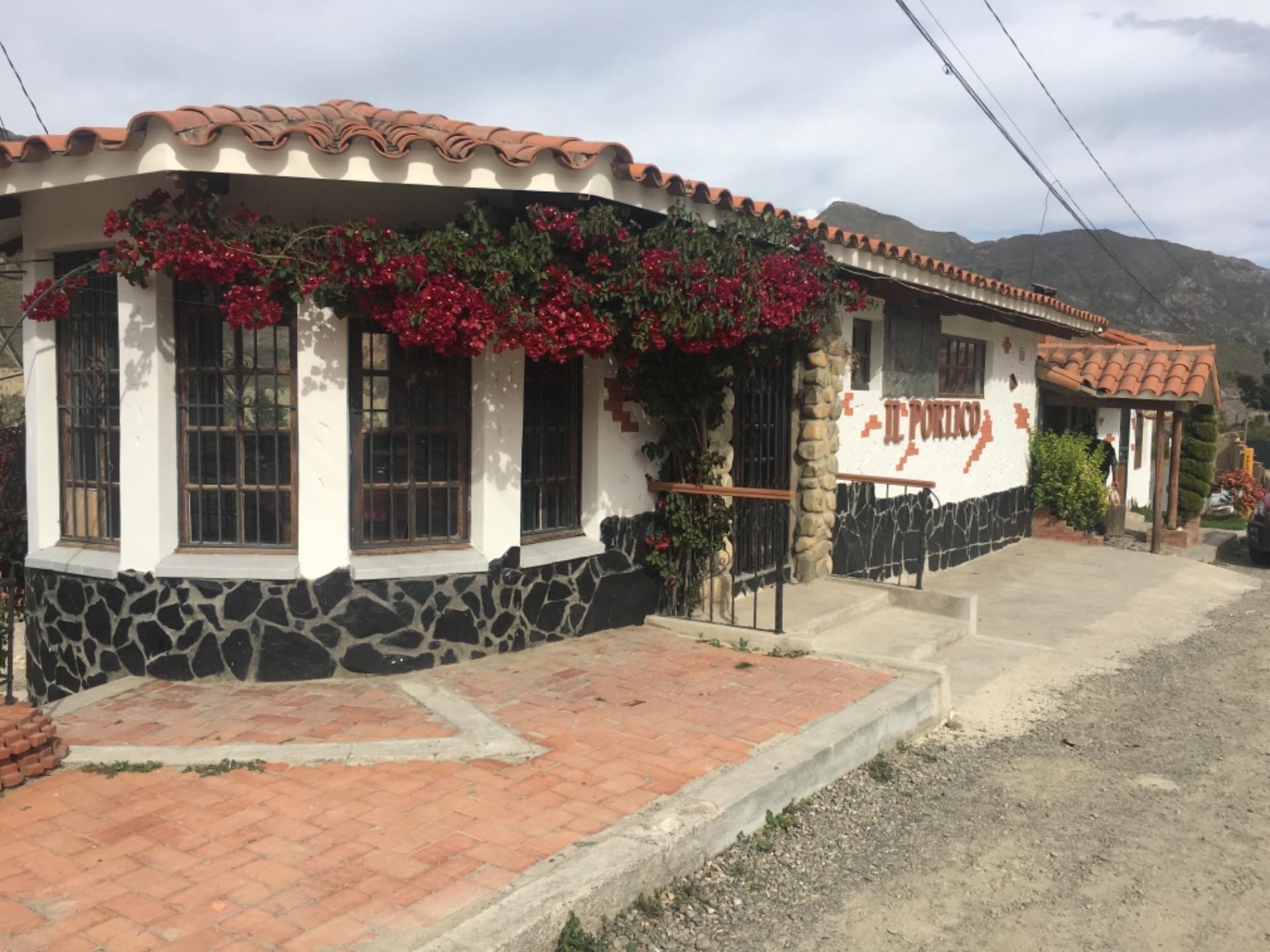 Casa en Mallasa en La Paz 3 dormitorios 4 baños 2 parqueos Foto 1