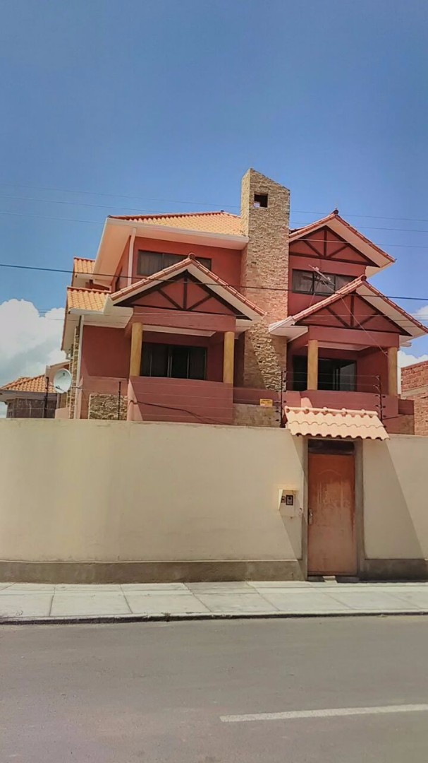 Casa en VentaCochabamba, Av. Tadeo Haenke, entre Cidar Humerez y Alberto Acha 7 dormitorios 5 baños 1 parqueos Foto 1