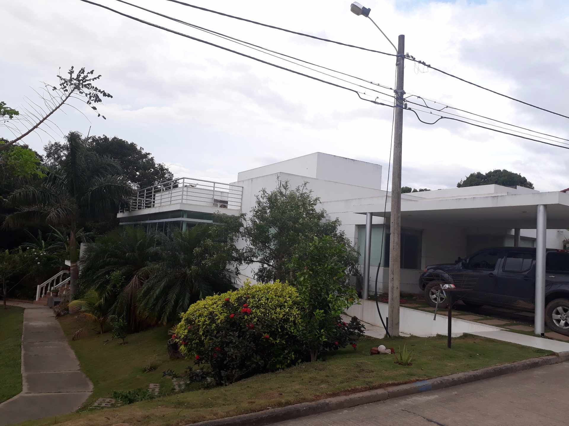 Casa en Urubó en Santa Cruz de la Sierra 5 dormitorios 5 baños 2 parqueos Foto 1