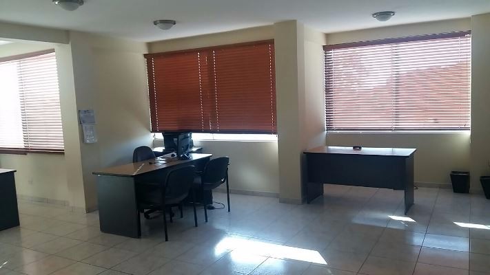 Oficina en Entre 2do y 3er anillo Norte en Santa Cruz de la Sierra 5 dormitorios 2 baños 1 parqueos Foto 3