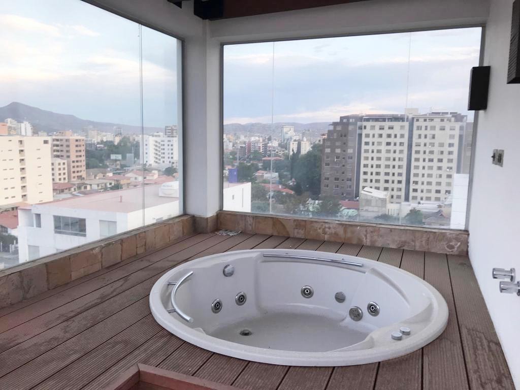 Departamento en Queru Queru en Cochabamba 4 dormitorios 4 baños 2 parqueos Foto 10