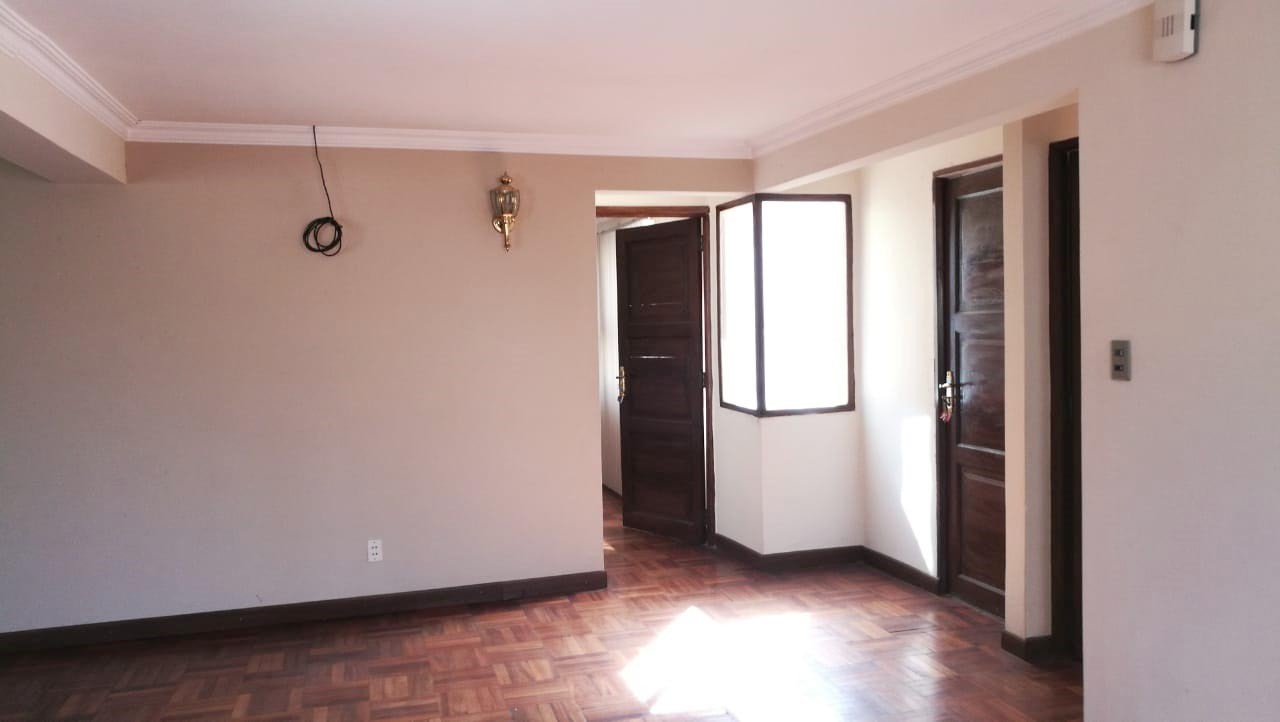 Casa en Queru Queru en Cochabamba 4 dormitorios 5 baños 4 parqueos Foto 10