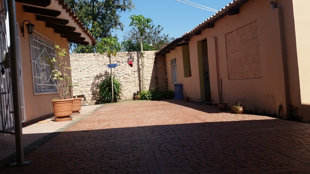 Casa en VentaCalle Puerto Suarez entre calle Charcas y Arenales casi 2do Anillo 5 dormitorios 3 baños 8 parqueos Foto 4