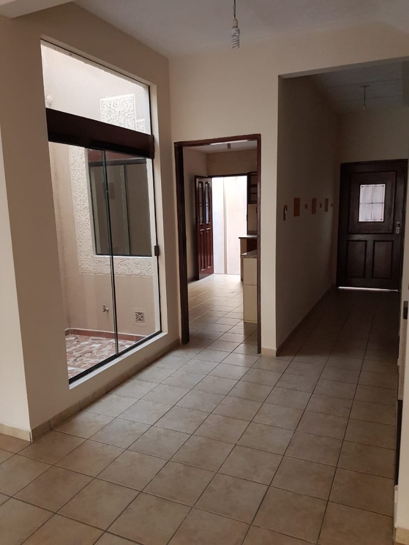 Casa en AlquilerEn alquiler casa independiente zona sur av. El trompillo 2do anillo  3 dormitorios 2 baños 2 parqueos Foto 2