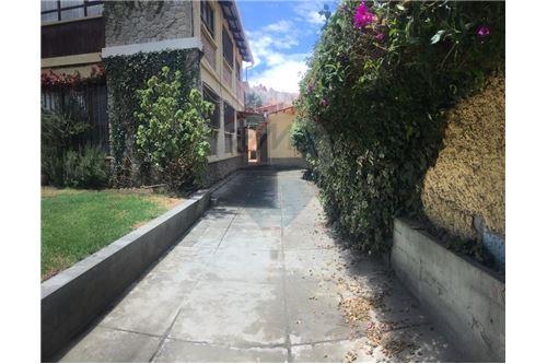 Casa en Calacoto en La Paz  4 baños 1 parqueos Foto 10