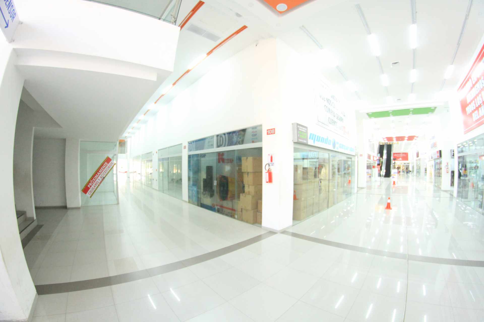 Local comercial en VentaCentro Comercial CIUDAD INDANA, 3er anillo Av. Pirai  4 baños  Foto 2