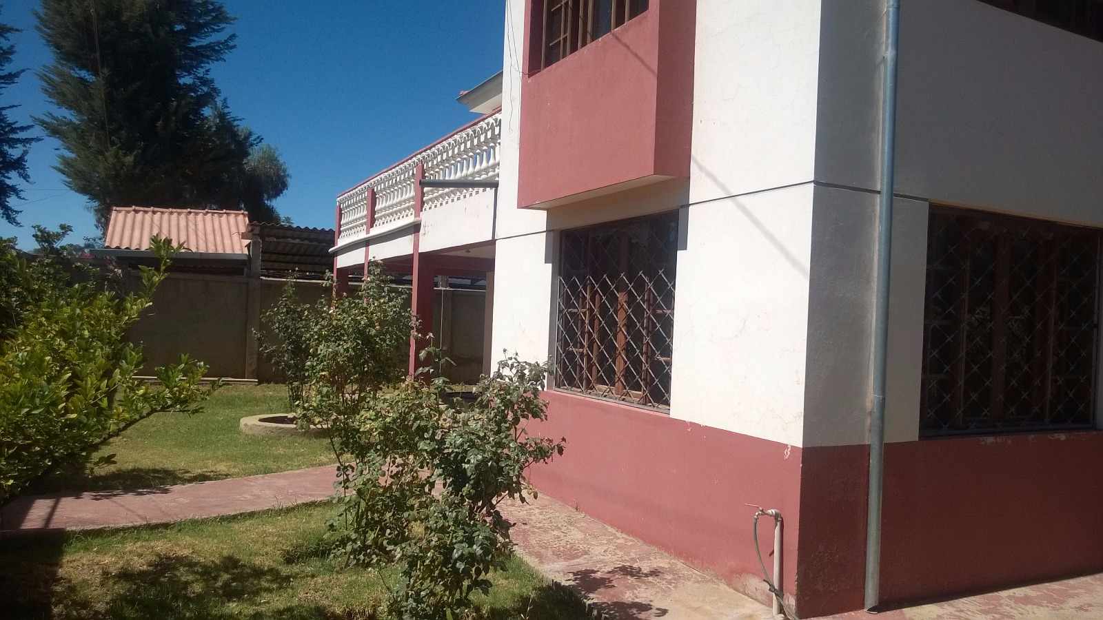 Casa en Sudoeste en Cochabamba 5 dormitorios 4 baños 3 parqueos Foto 6