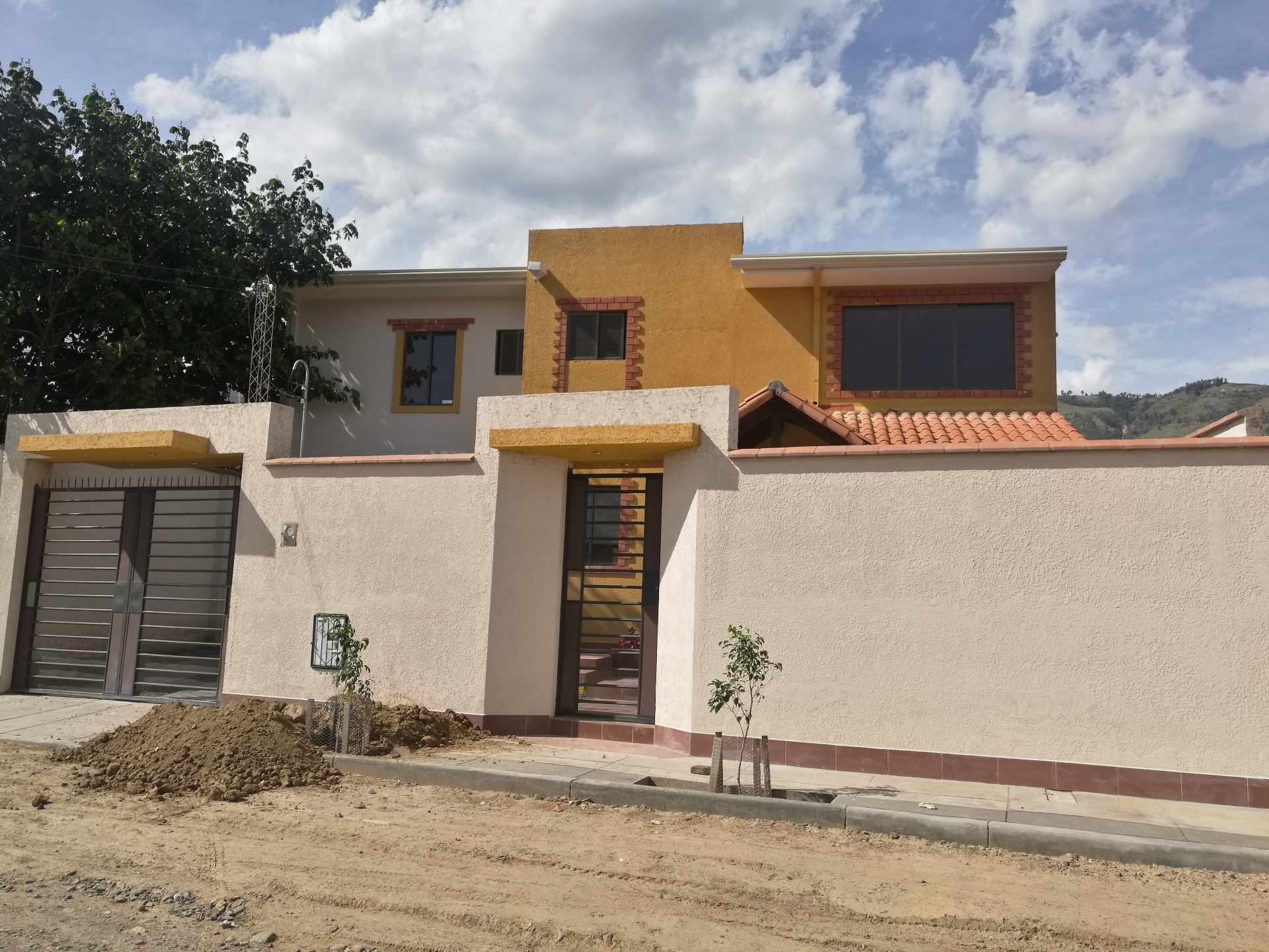 Casa en Venta5 cuadras al norte de la Universidad Udabol km 8 a sacaba urbanización Guadalupe 3 dormitorios 4 baños 3 parqueos Foto 1