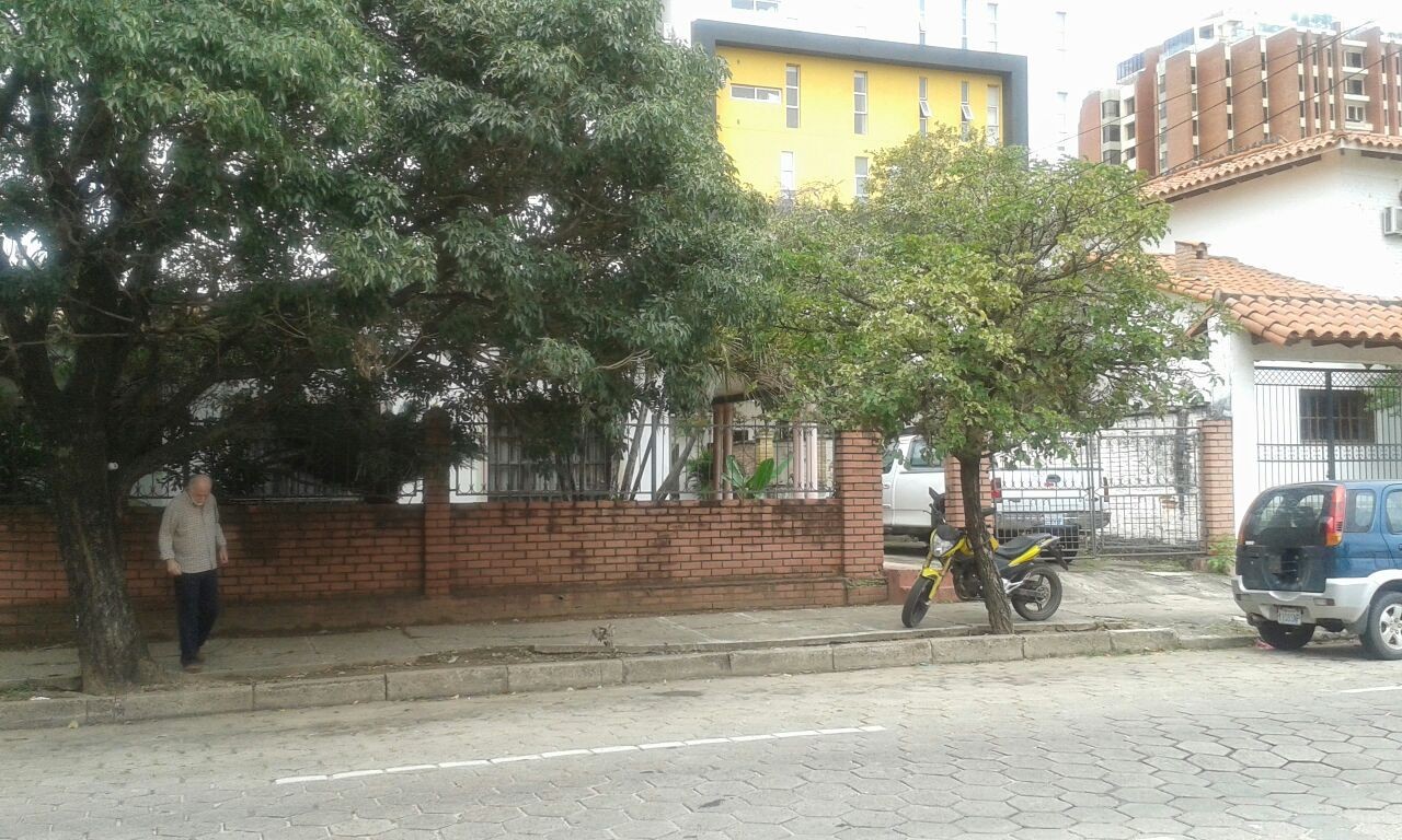 Terreno Calle Saavedra 424, entre Tarija y Potosí. Foto 1