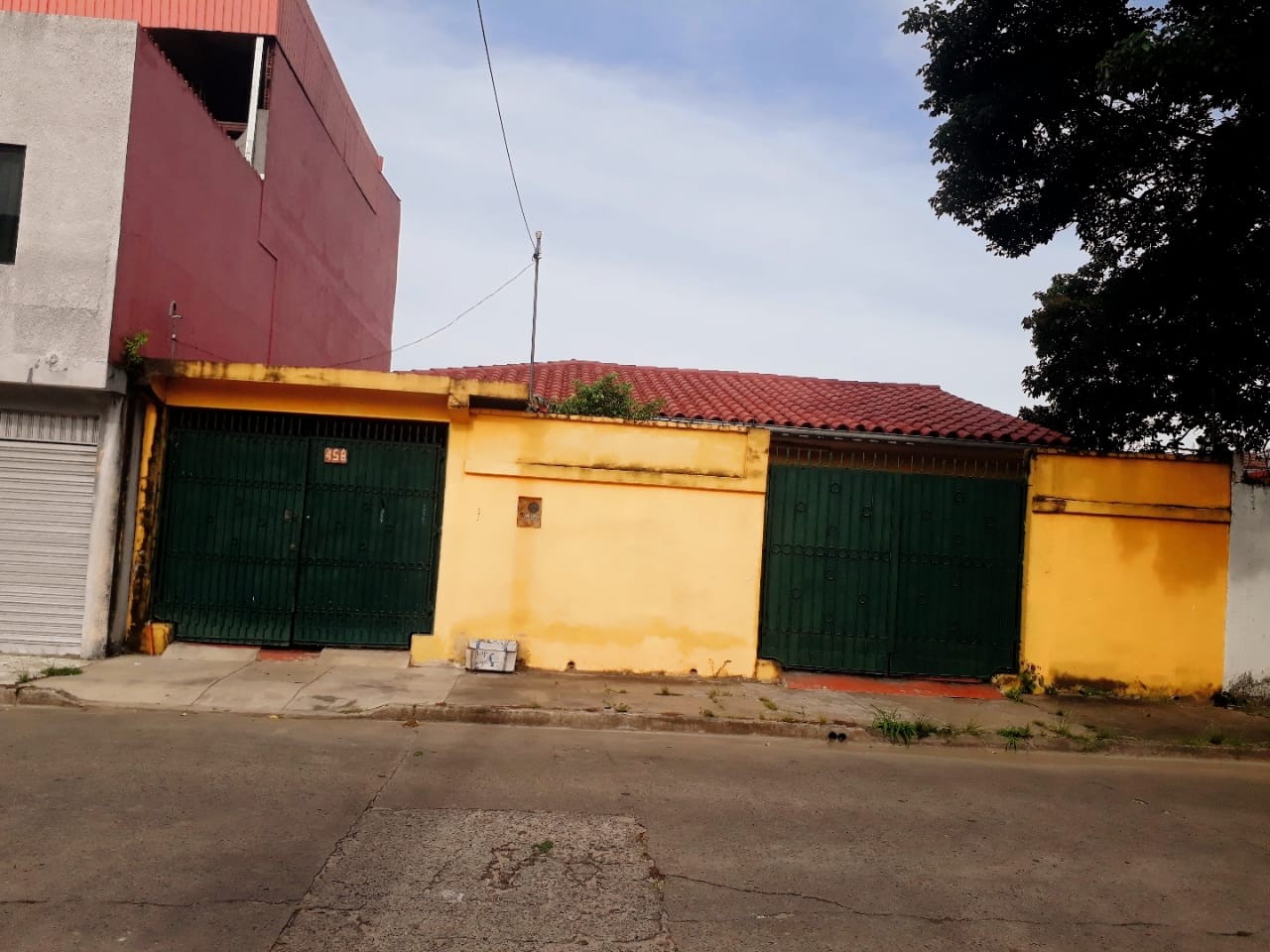 Casa en Barrio Urbari en Santa Cruz de la Sierra 3 dormitorios 2 baños 2 parqueos Foto 1