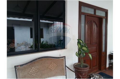 Local comercial en AlquilerShopping del Disfraz, Calle Ballivián #567 entre C Foto 5