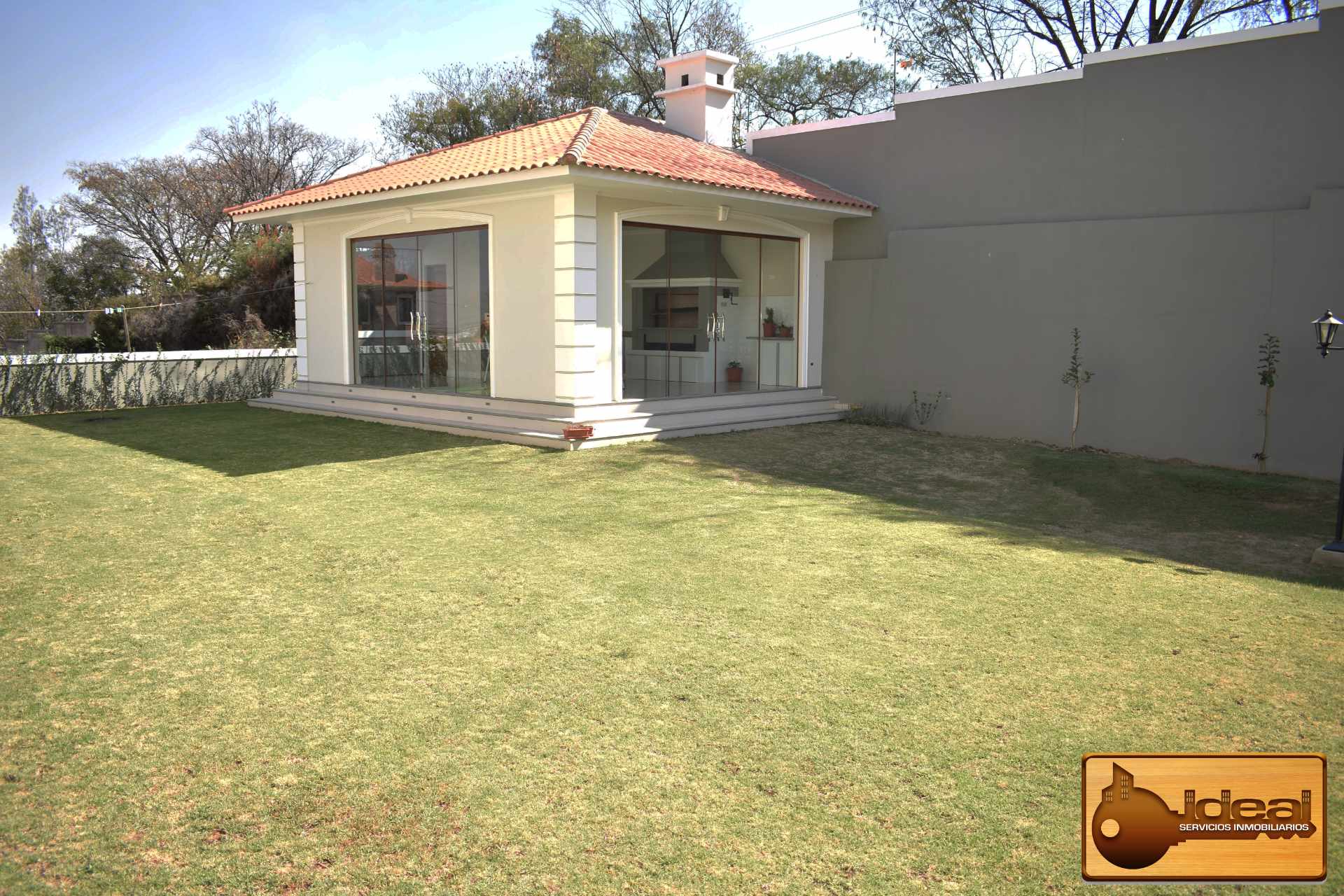 Hermosa casa Cond. El Bosque Sur | UltraCasas.com $us 940,000 [UC-605027]