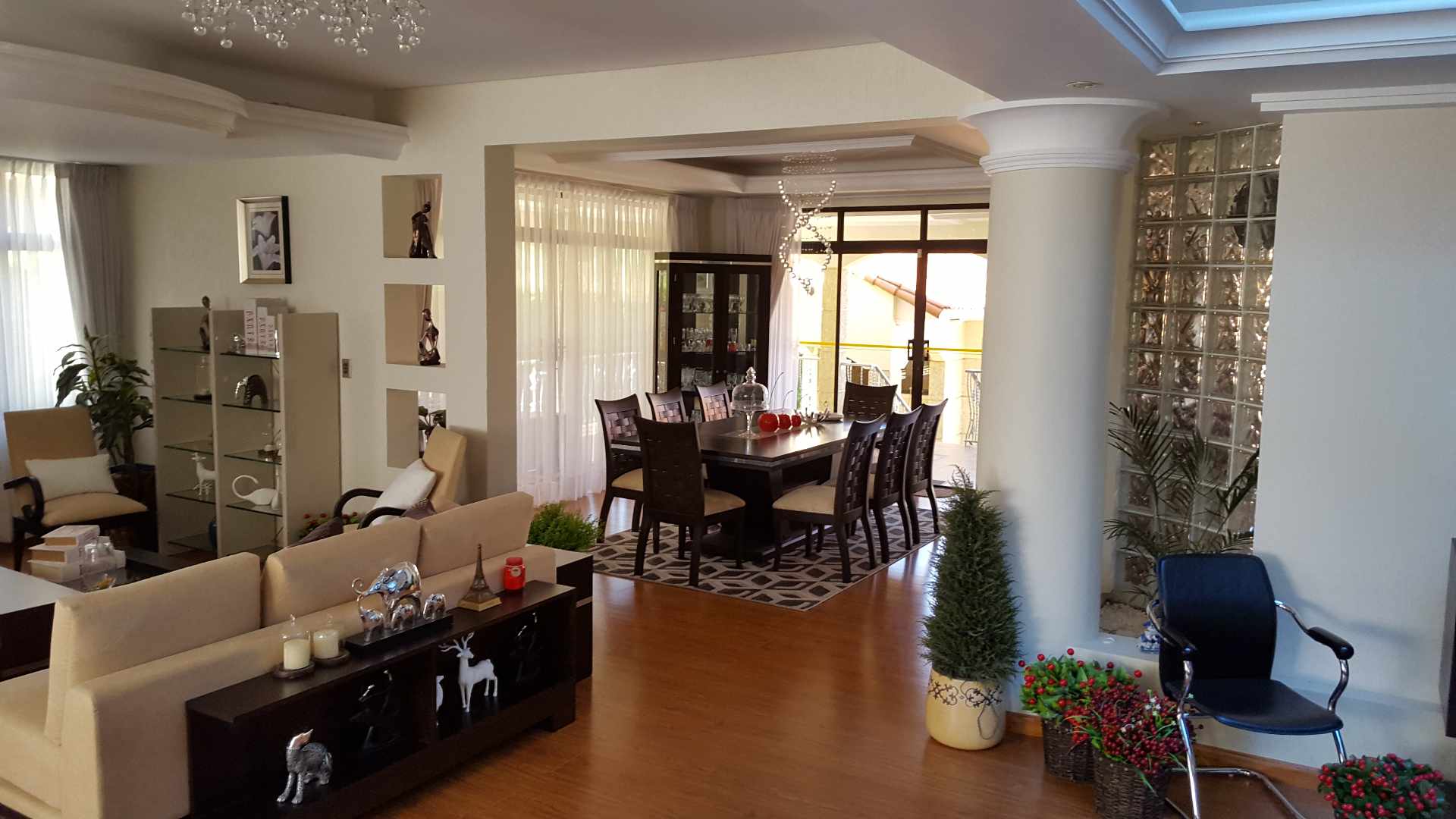 Casa en Condebamba en Cochabamba 4 dormitorios 7 baños 5 parqueos Foto 3