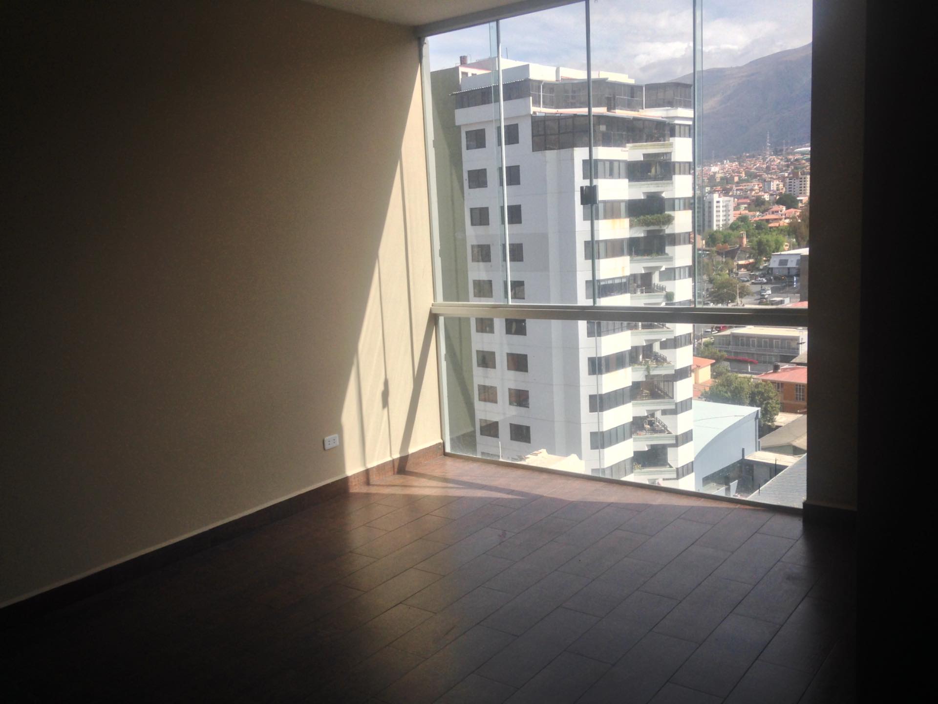 Departamento en Queru Queru en Cochabamba 4 dormitorios 4 baños 2 parqueos Foto 14
