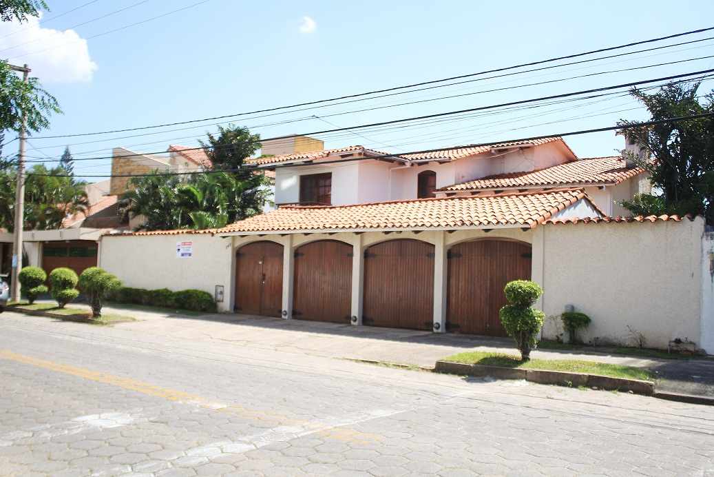 Casa en Barrio Urbari en Santa Cruz de la Sierra 4 dormitorios 4 baños 4 parqueos Foto 13