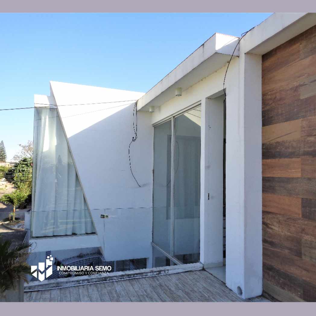 Casa en Entre 3er y 4to anillo Sur en Santa Cruz de la Sierra 3 dormitorios 3 baños 1 parqueos Foto 2